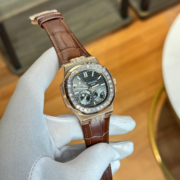 PATEK_PHILIPPE NAUTILUS 5724 DIAMOND - Image 2
