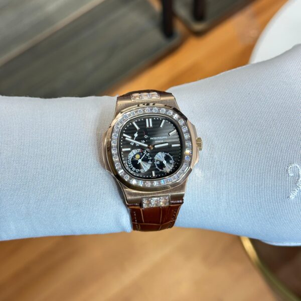 PATEK_PHILIPPE NAUTILUS 5724 DIAMOND - Image 4
